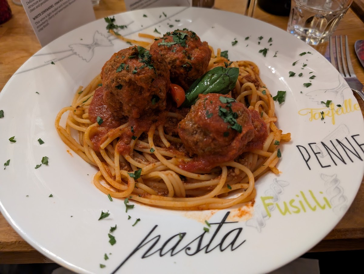 La Bella Restaurant - Photo 4