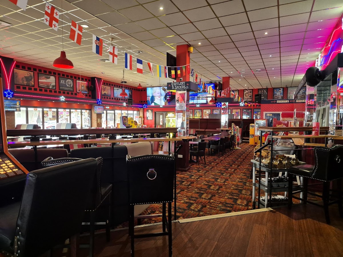 The Hollywood Bar & Diner - Photo 2