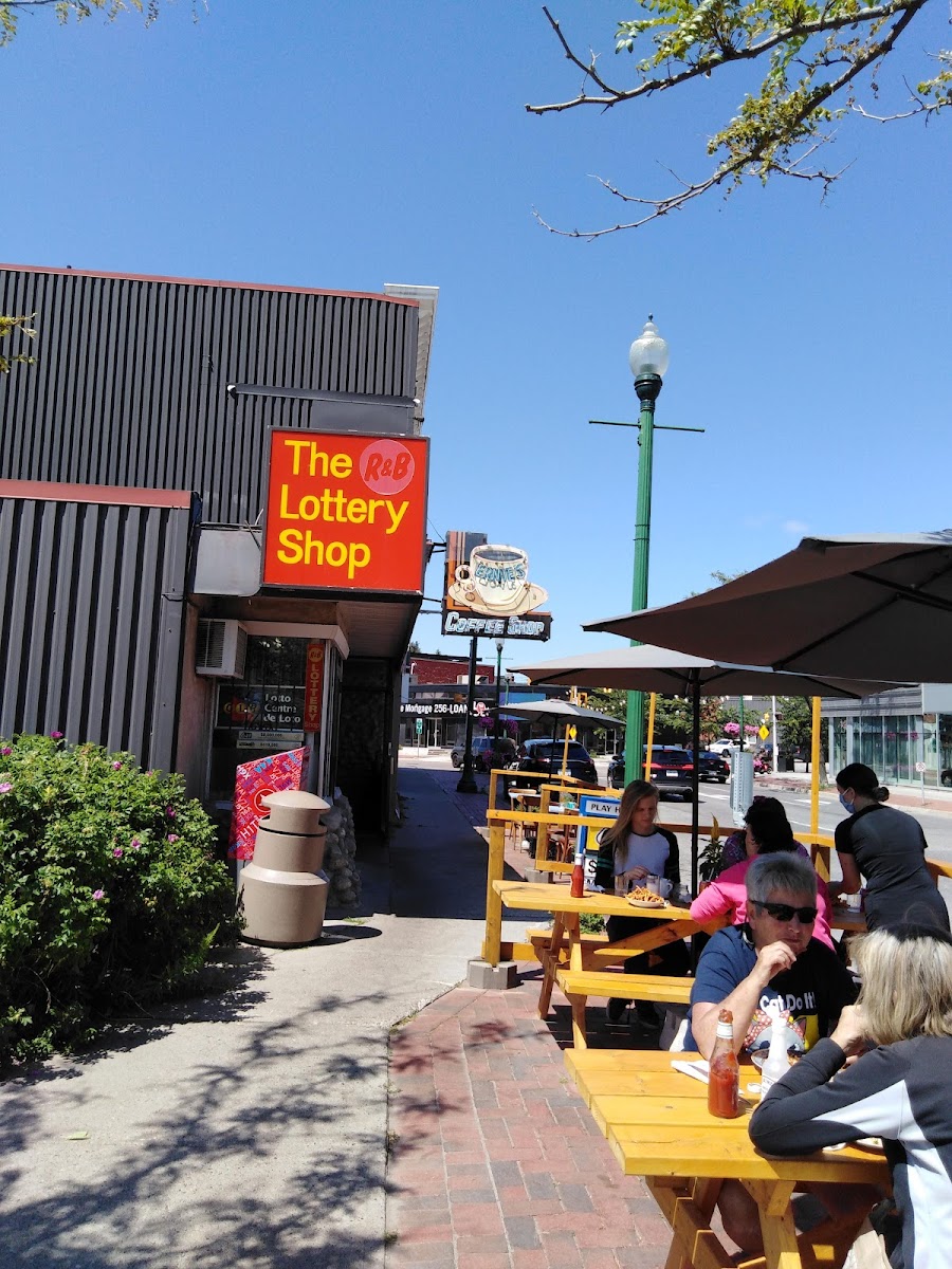 Ernie's Coffee Shop - Photo 7