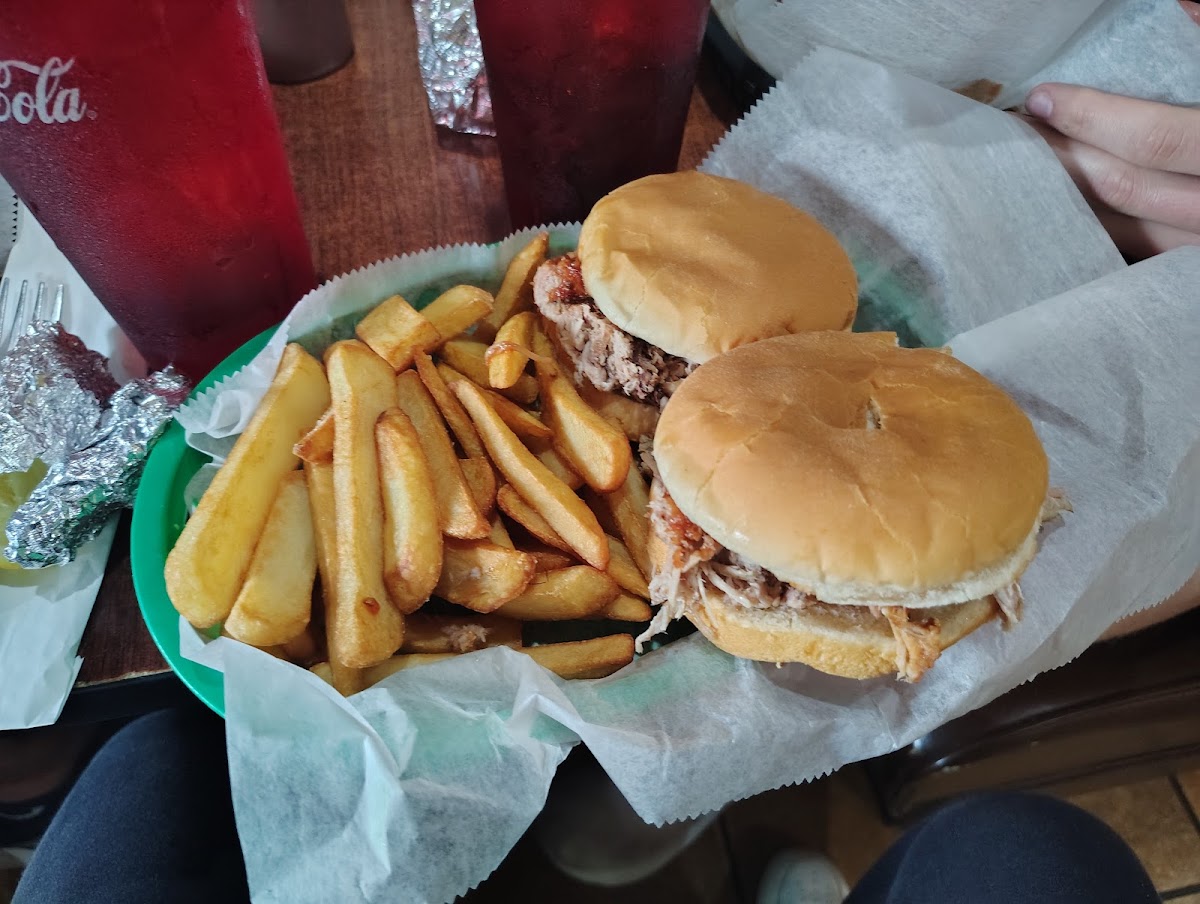 Brother's BBQ - Photo 8