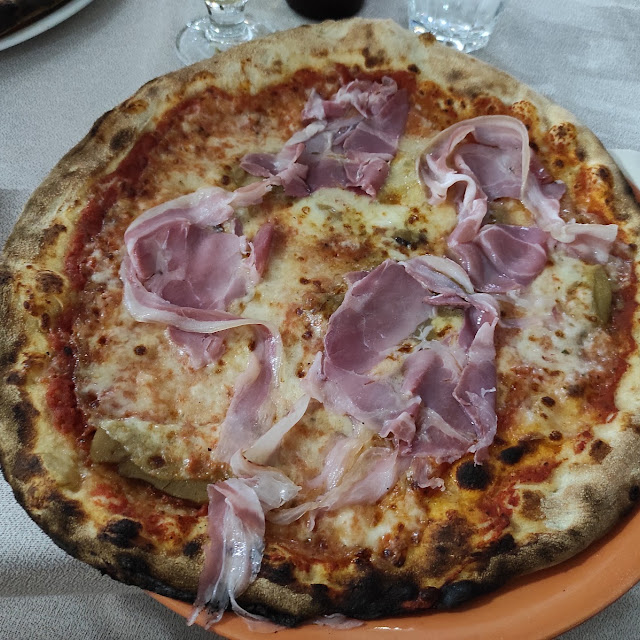 Pizza Diavola Con Salamino Piccante E Peperoni
