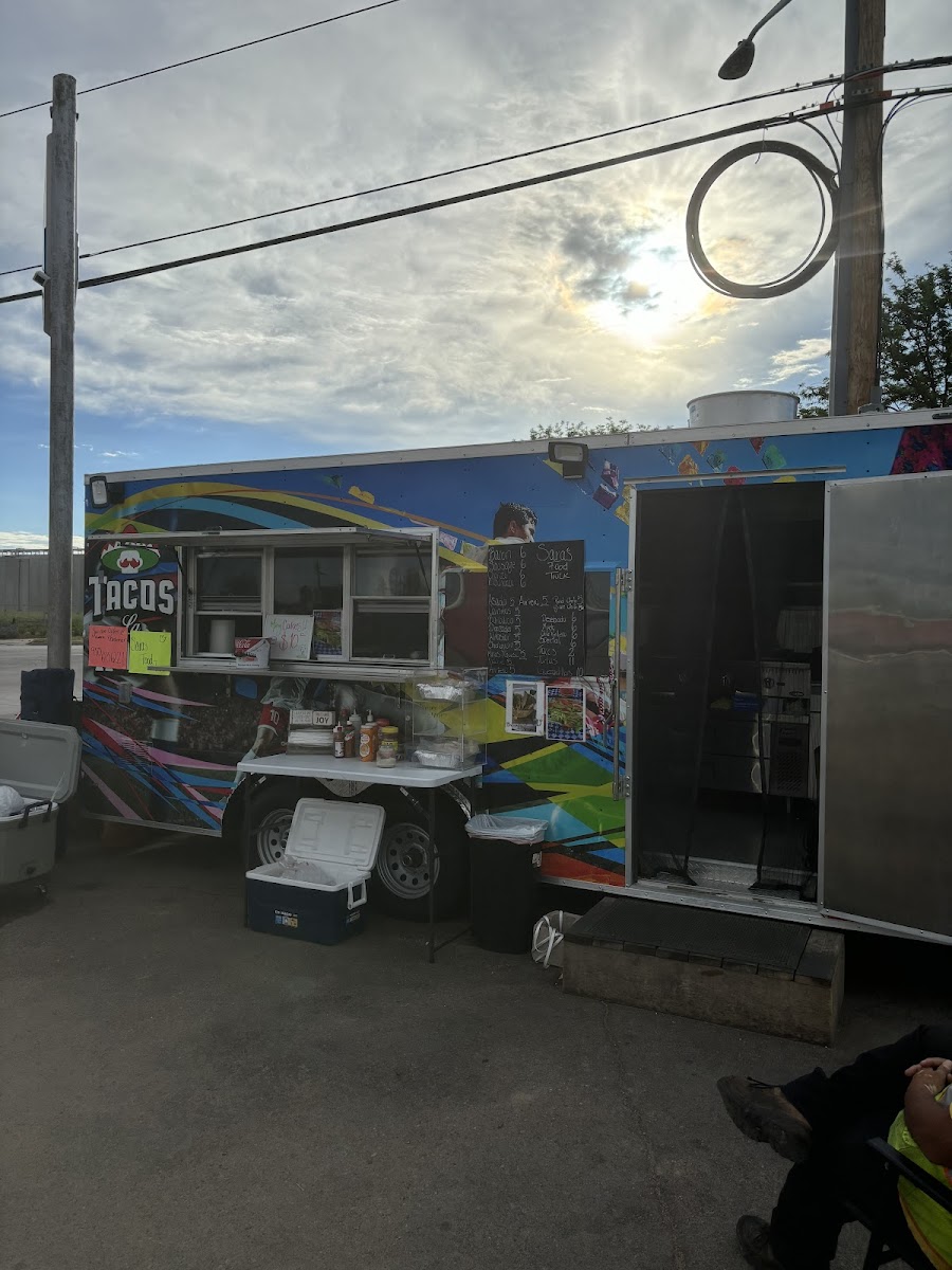 Sara's Food Truck - Photo 3