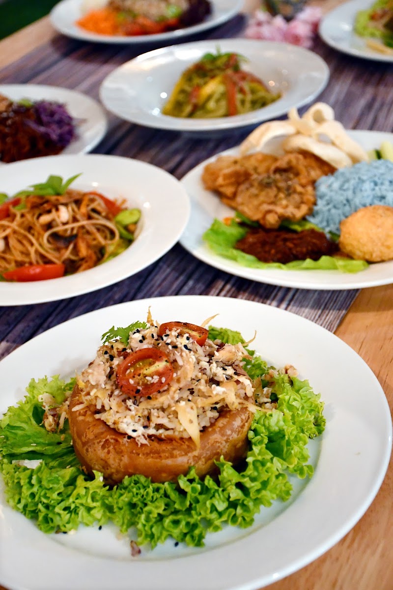 Mama Soong Vagetarian Cafe - Photo 2