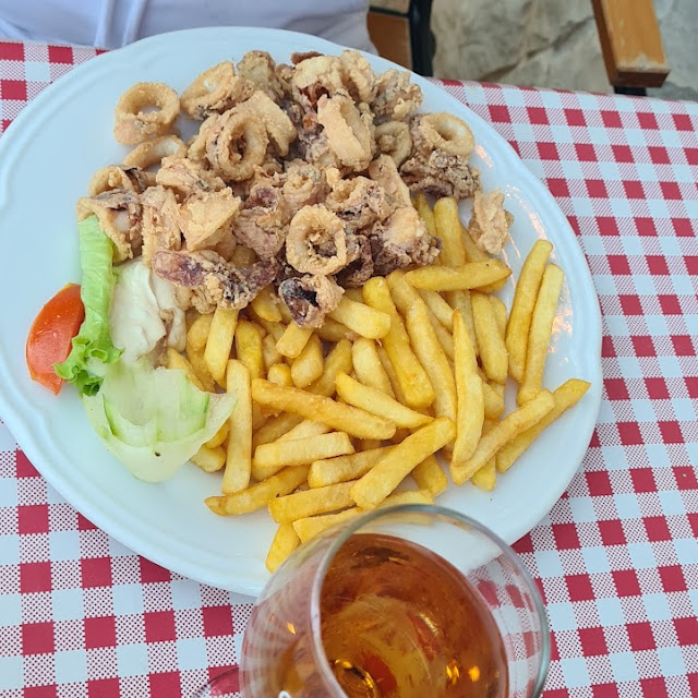 Kalamari Gegrillt Mit Pommes