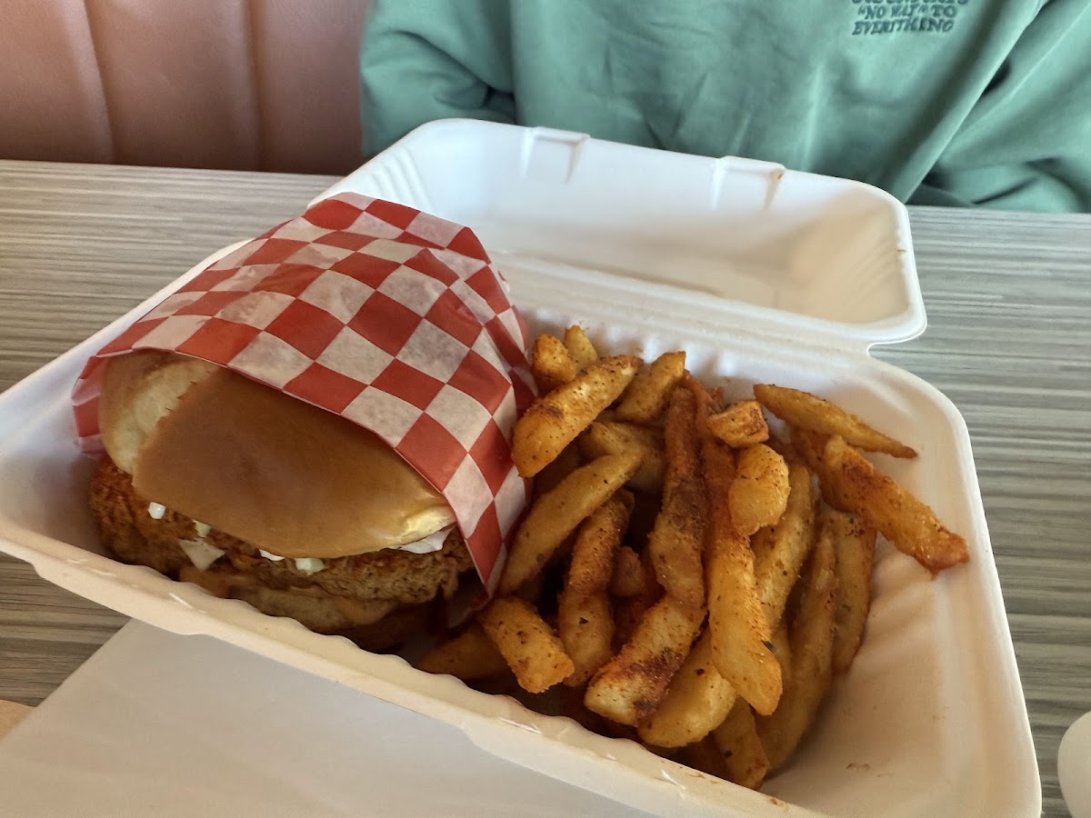 Chick N Flames - Photo 3