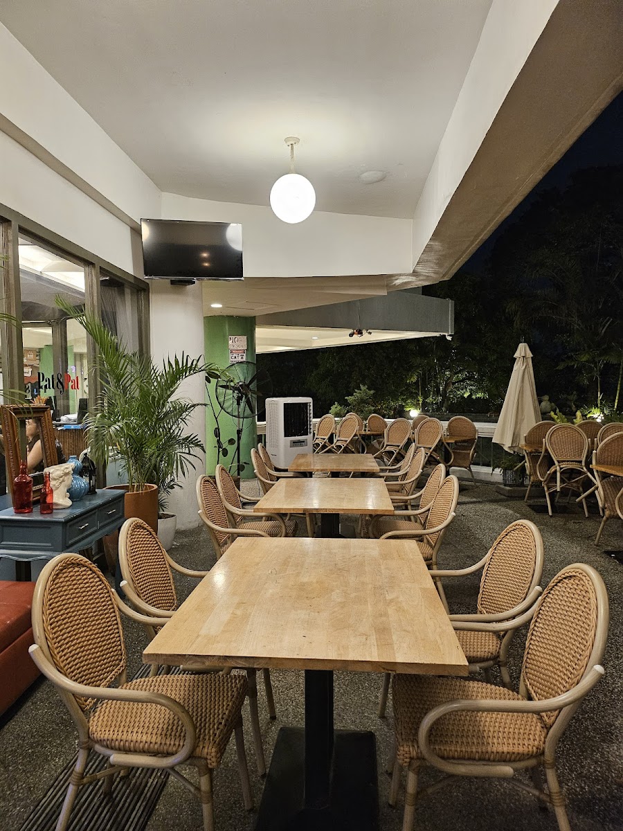 Pat & Pat Restaurant - Photo 2