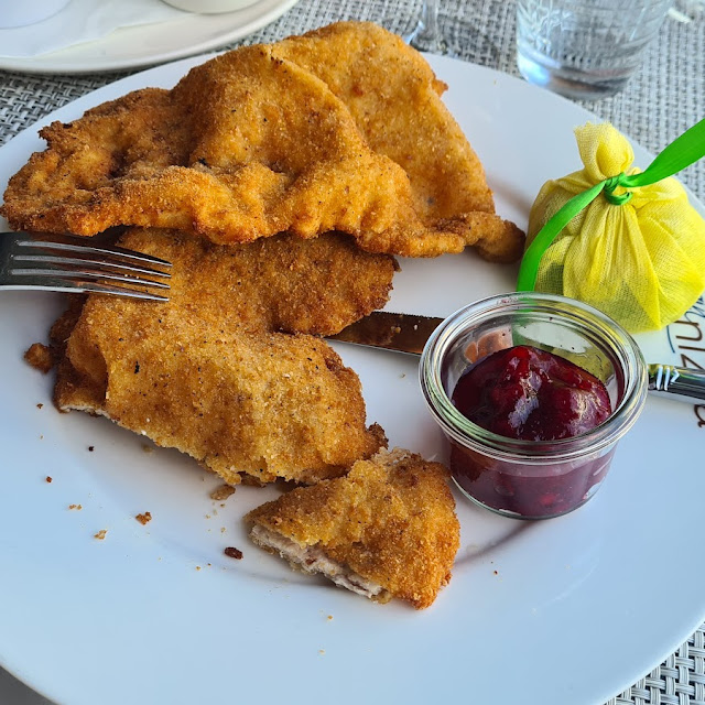 Wiener Schnitzel Mit Kartoffelsalat Und Gurkensalat