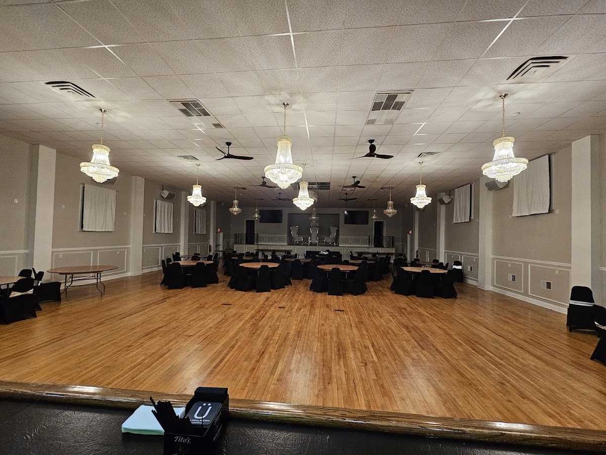 New Kelly's Bar & Banquet Hall - Photo 2