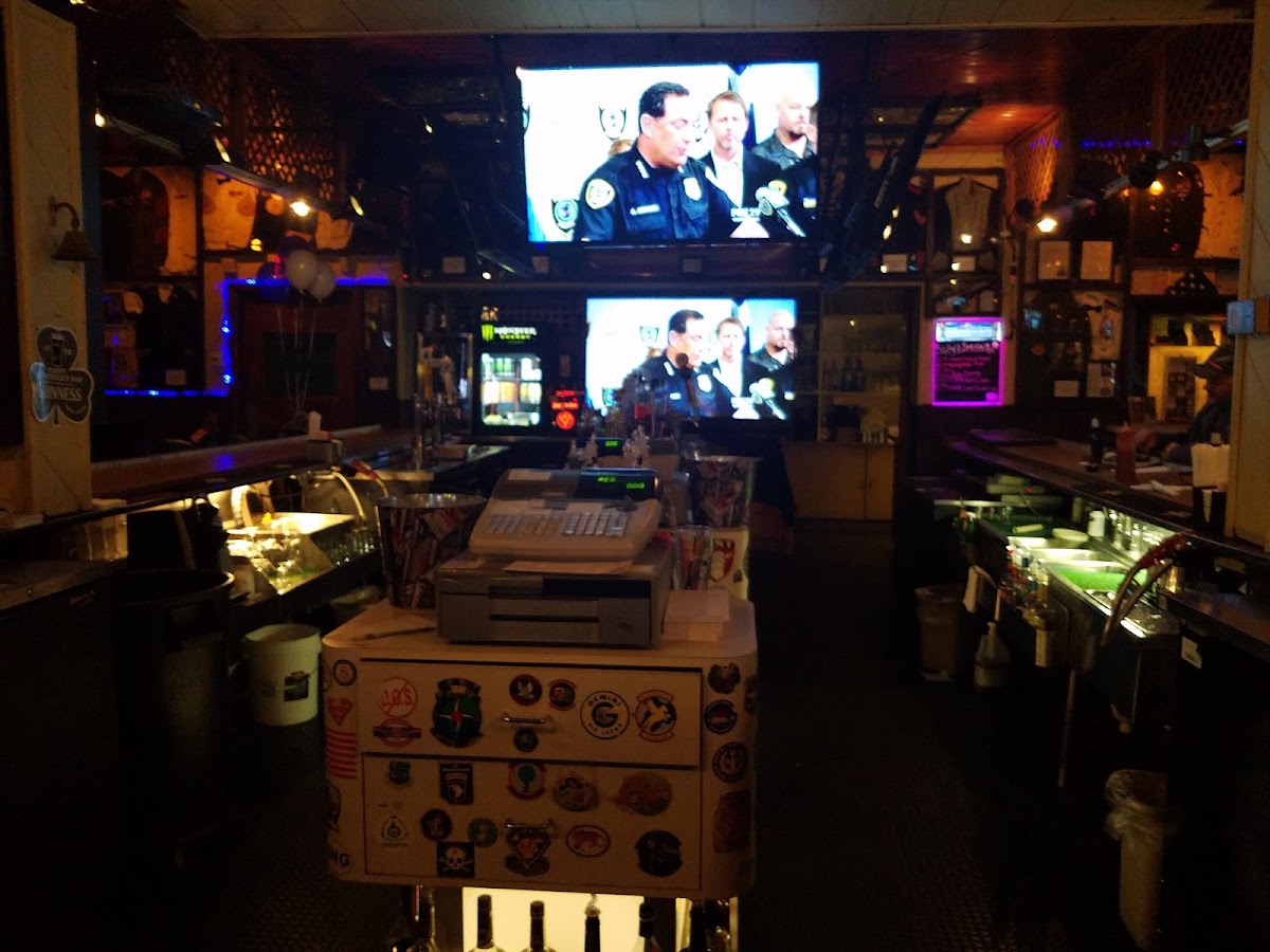 New Kelly's Bar & Banquet Hall - Photo 3