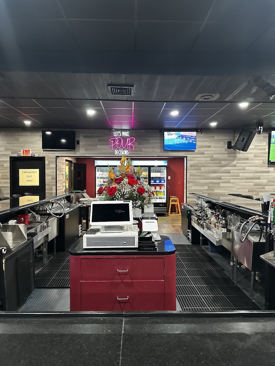 New Kelly's Bar & Banquet Hall - Photo 7