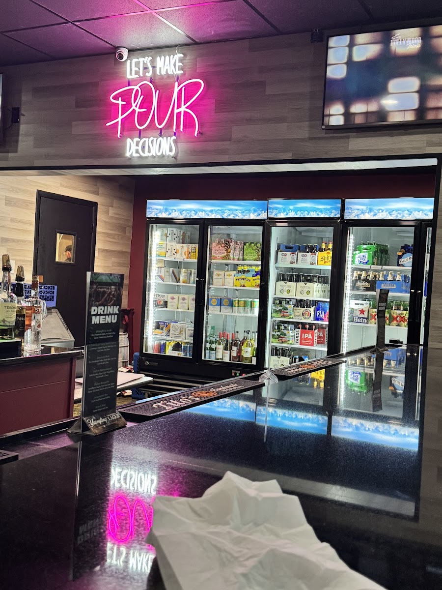 New Kelly's Bar & Banquet Hall - Photo 8