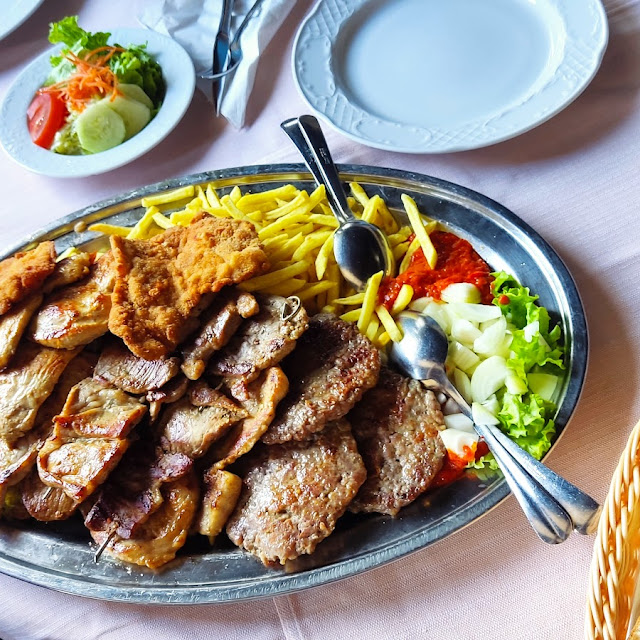 Pljeskavica Punjena Ovčjim Sirom Pomfrit