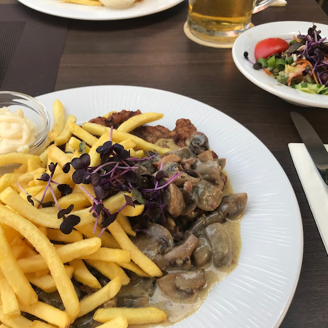 Jägerschnitzel Mit Pommes Und Salat