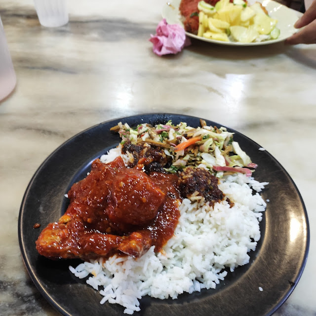 Nasi Berlauk Ayam Masak Merah