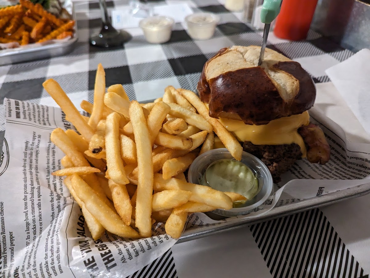 Straight Home Bar & Grill - Photo 1
