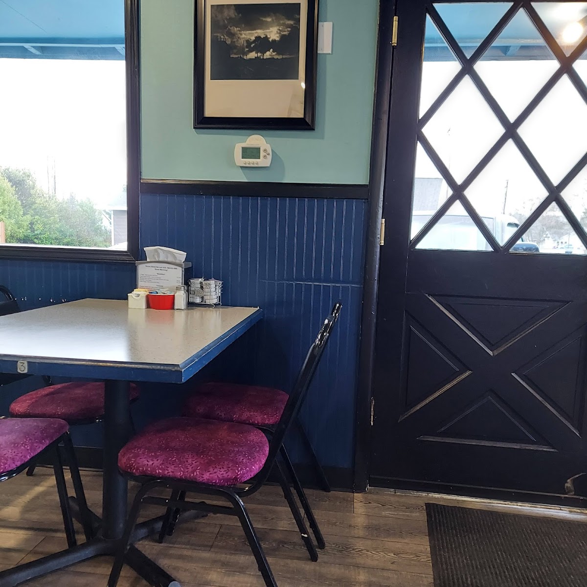 Boone Street Bar & Grill - Photo 6
