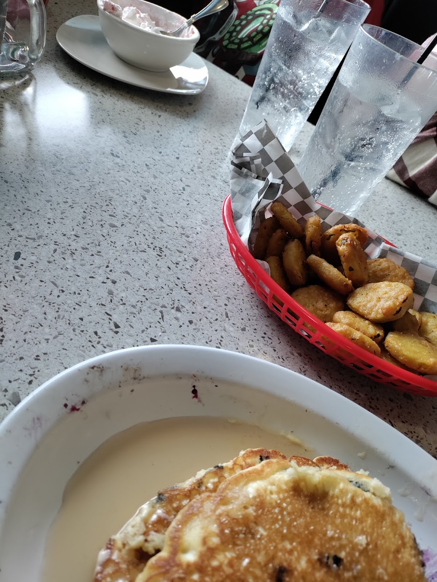 Boone Street Bar & Grill - Photo 8