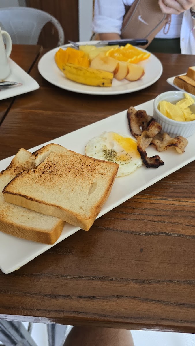 Calamari Restobar - Photo 6