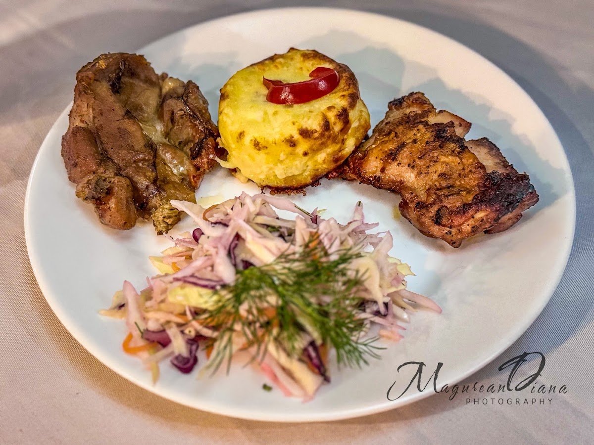 Gold's restaurant - Photo 7