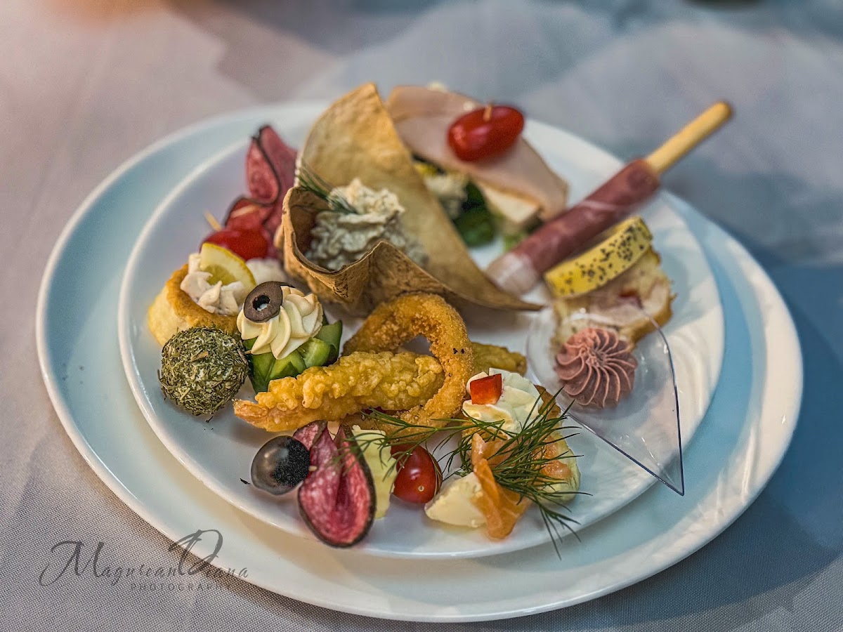 Gold's restaurant - Photo 8