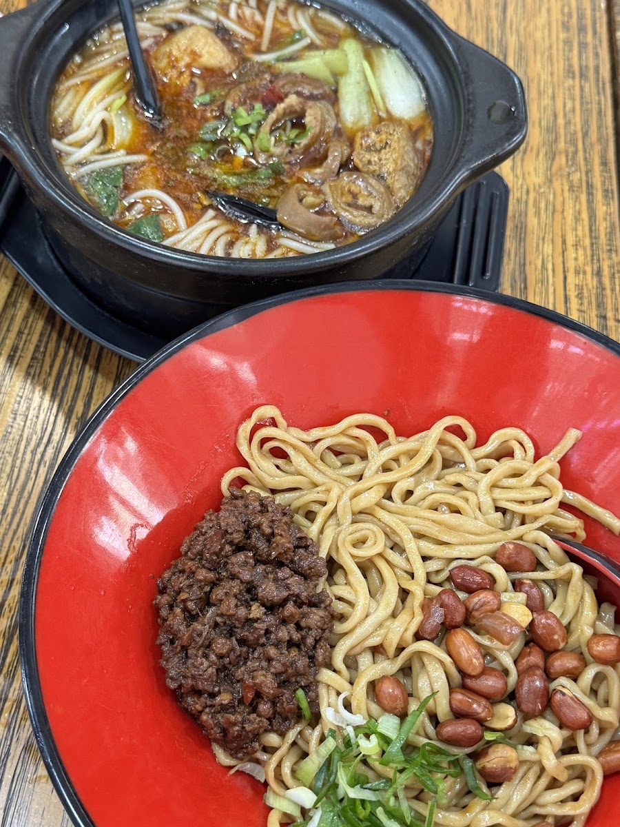 喜大大 砂锅板面 Restaurante Xidada - Photo 2