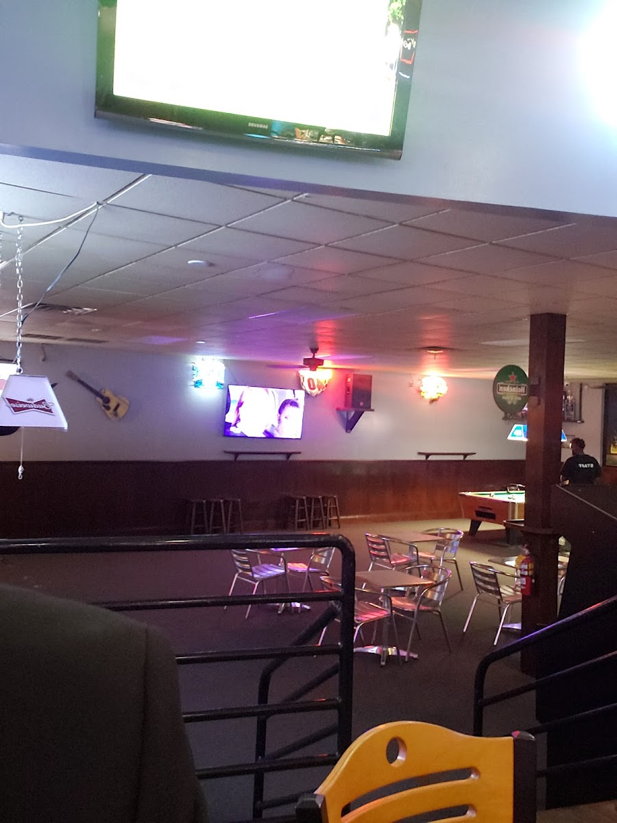 Buck Wild Tavern - Photo 5