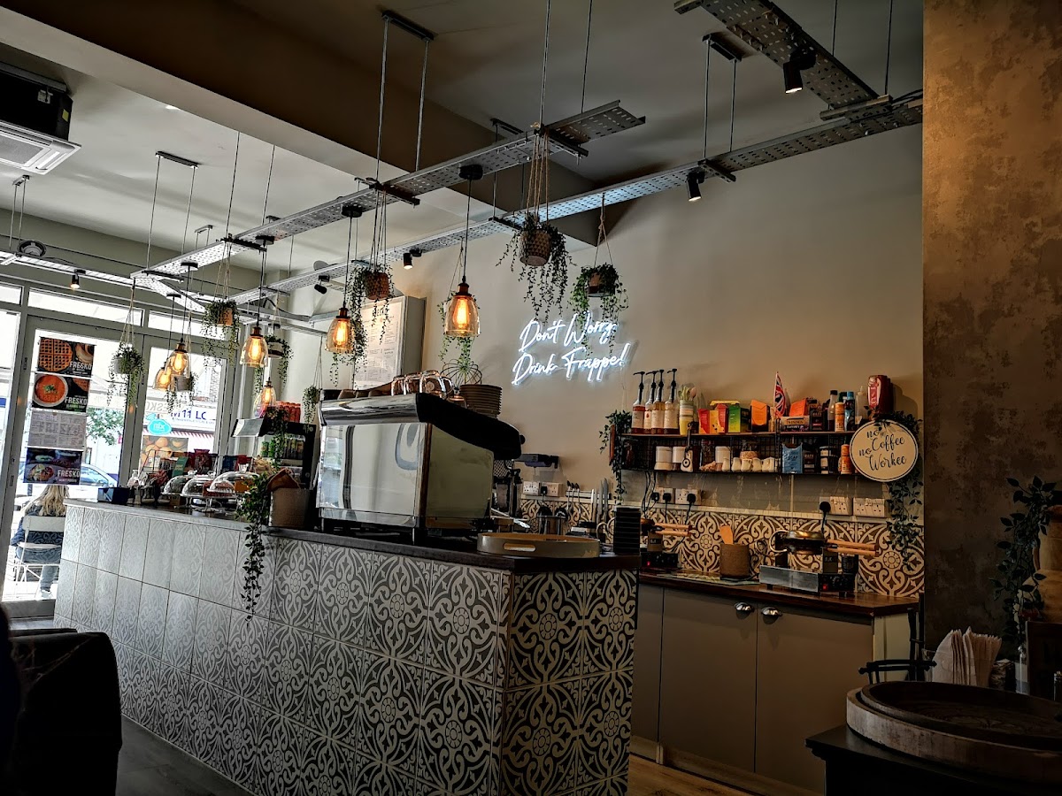The lounge - Loughton IG10 3SP - Photo 2