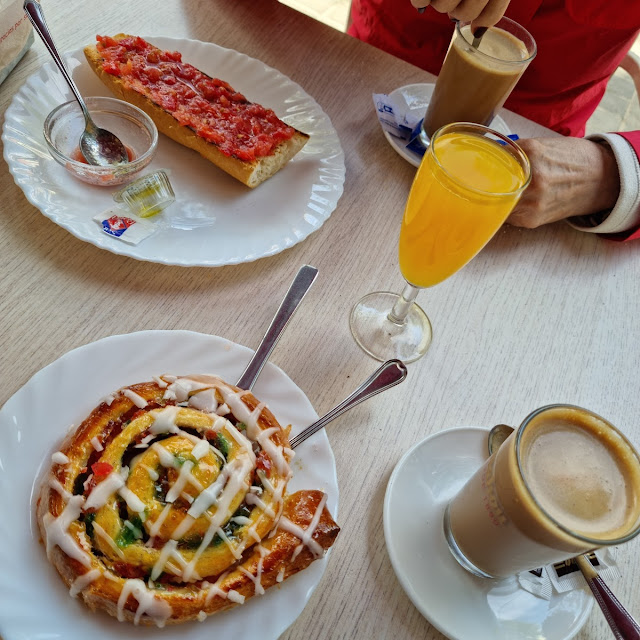 Desayuno Café Con Leche Zumo de Naranja Y Caracola