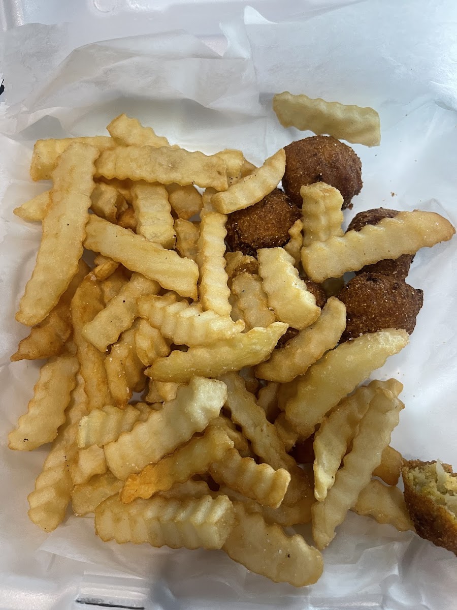 J R's Bar & Grill - Photo 1