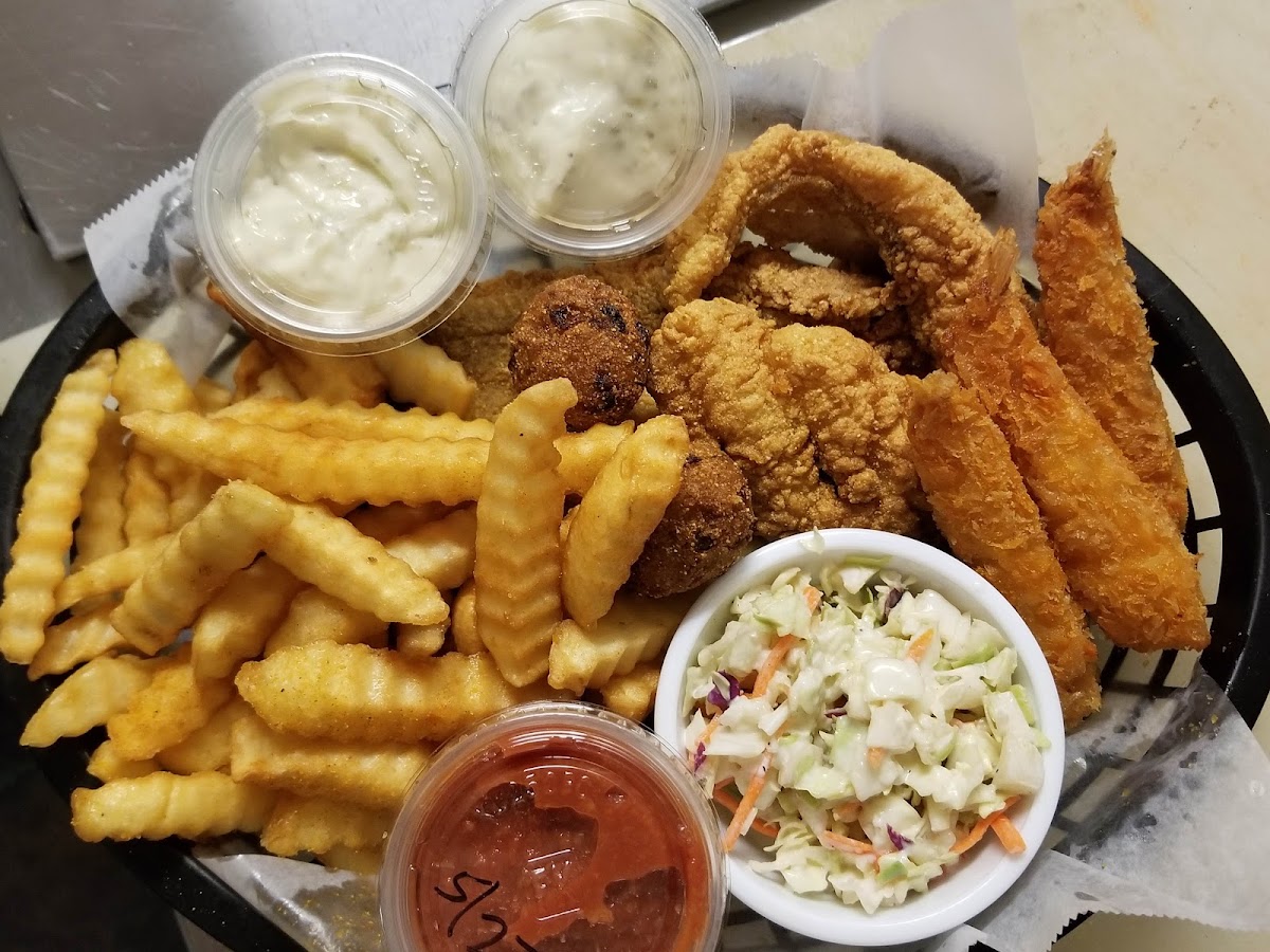 J R's Bar & Grill - Photo 3
