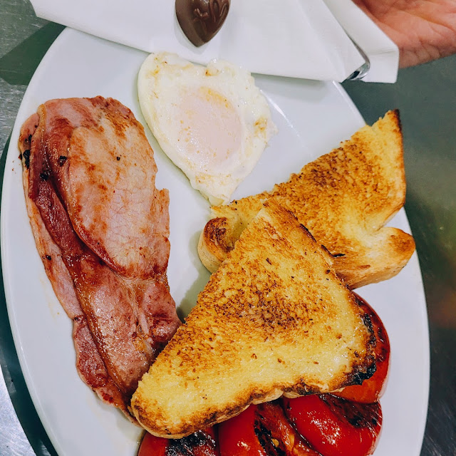 Bacon Egg Grill Tomato Tost