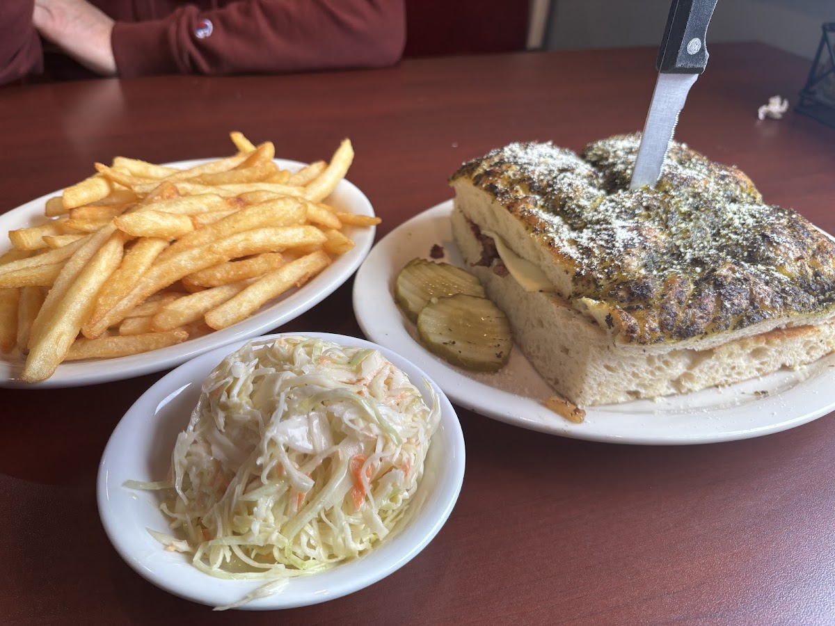 Maxhari’s Family Restaurant - Photo 3