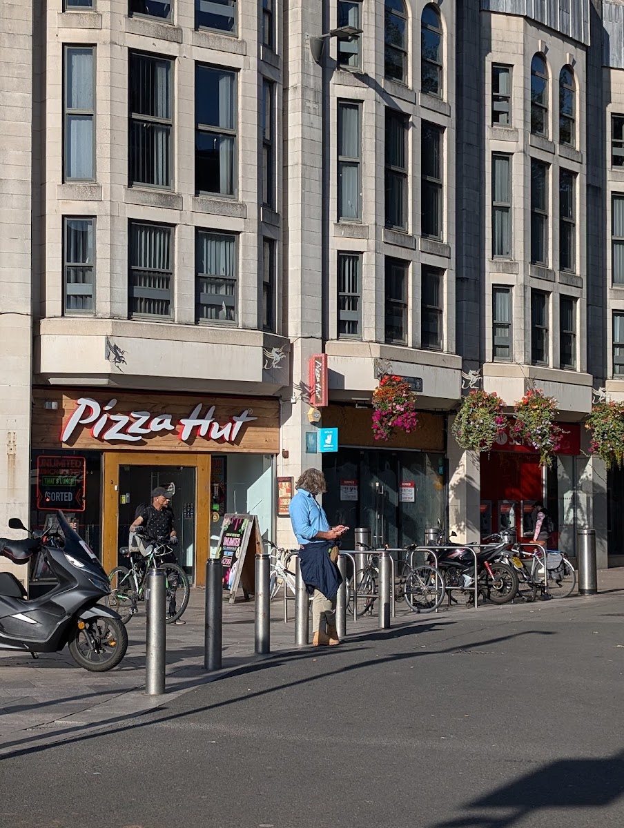 Pizza Hut Restaurants Cardiff Queens St - Photo 7