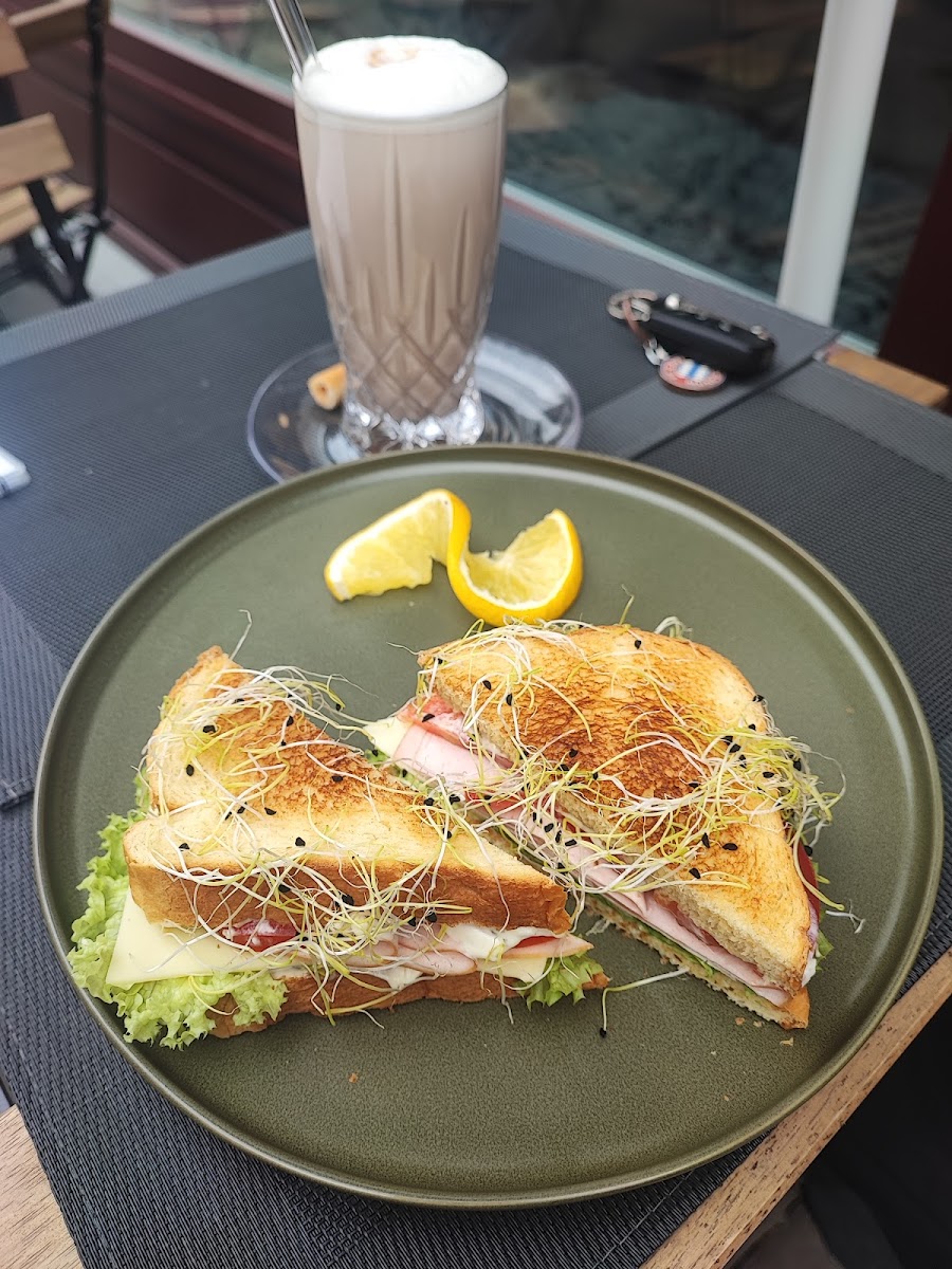 Cafe Gusto - 99084 Erfurt - Photo 8