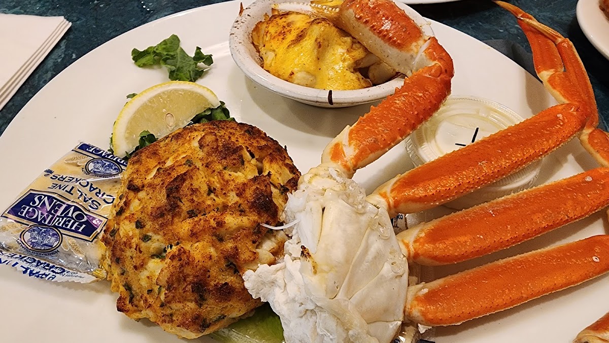 Fisherman's Catch Restaurant & Lounge - Photo 1