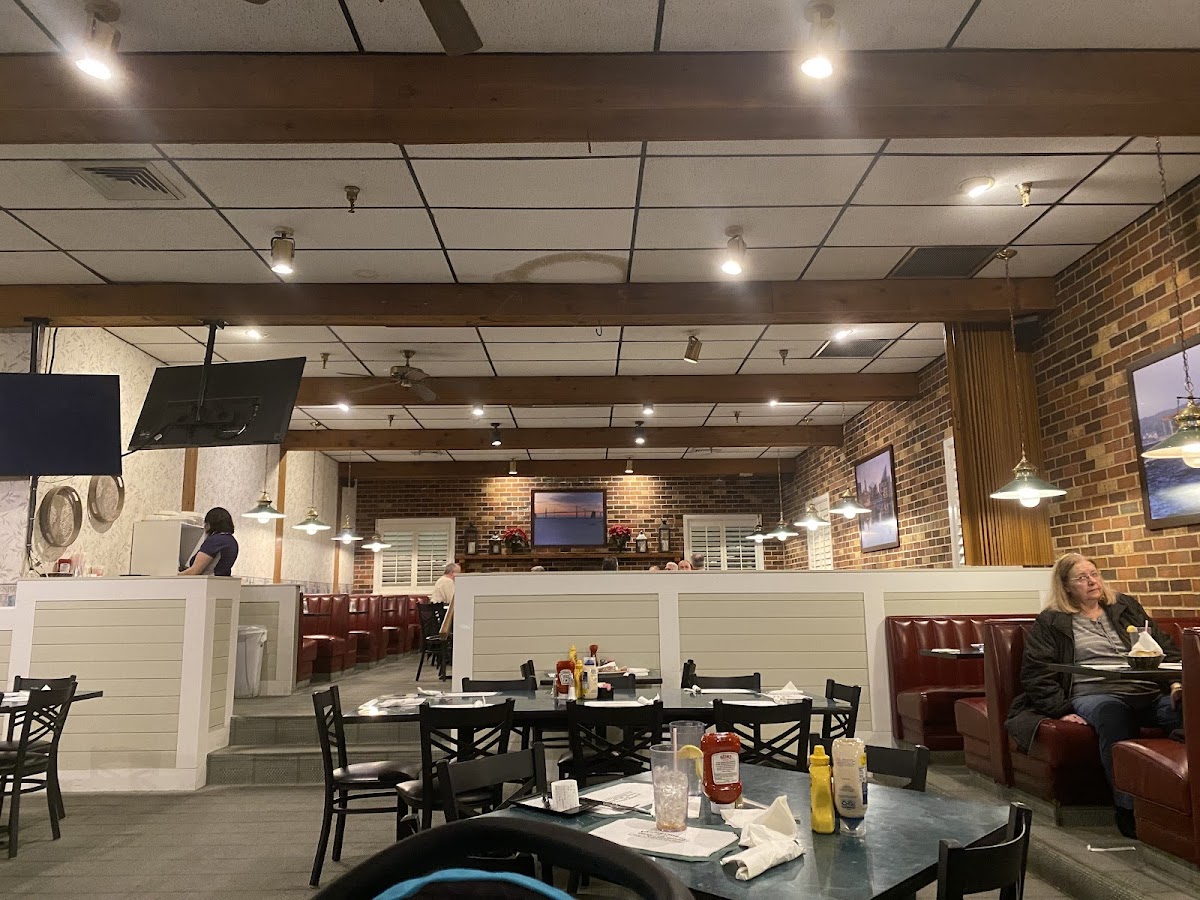 Fisherman's Catch Restaurant & Lounge - Photo 2