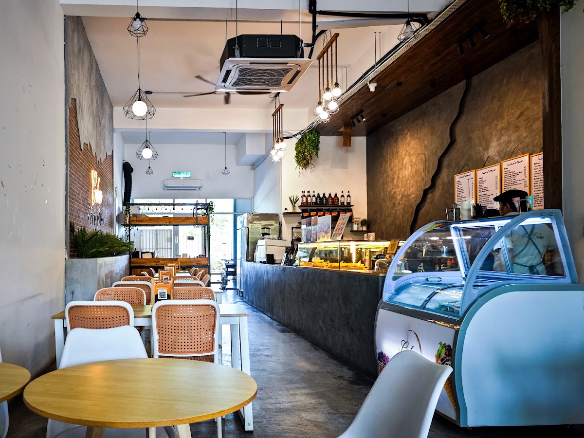 Calma Cafe (Coffee & Patisserie) - Photo 1