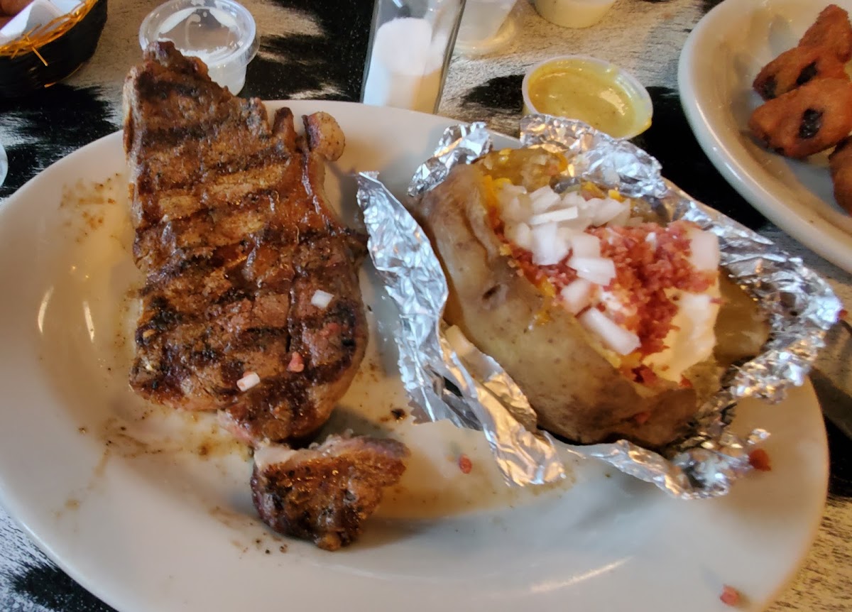 Horseshoe Restaurant - Photo 3