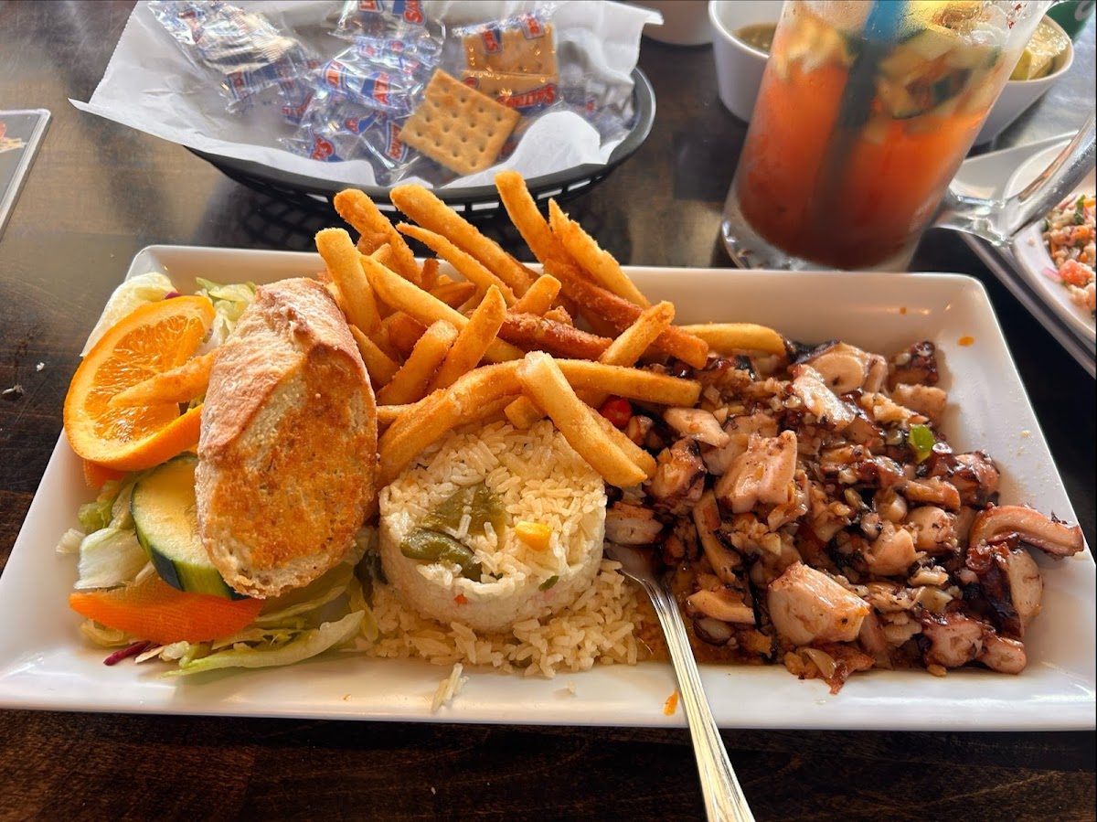 Mariscos El Vallartazo - Photo 2
