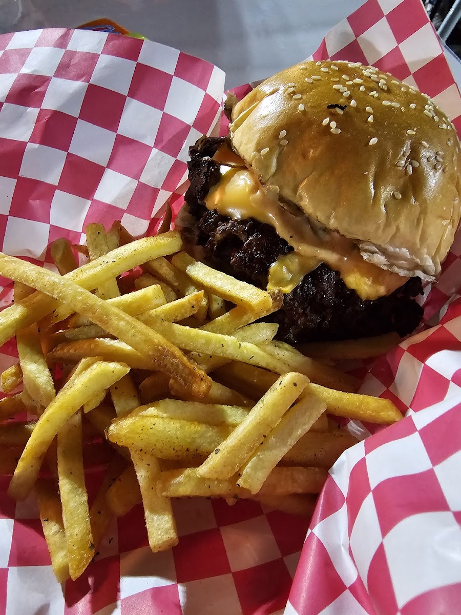 Loco Cafe: Burgers and Milkshakes - Photo 4