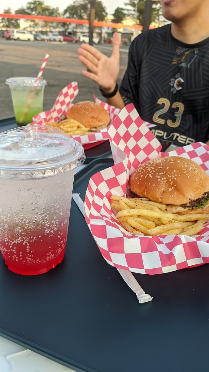 Loco Cafe: Burgers and Milkshakes - Photo 6