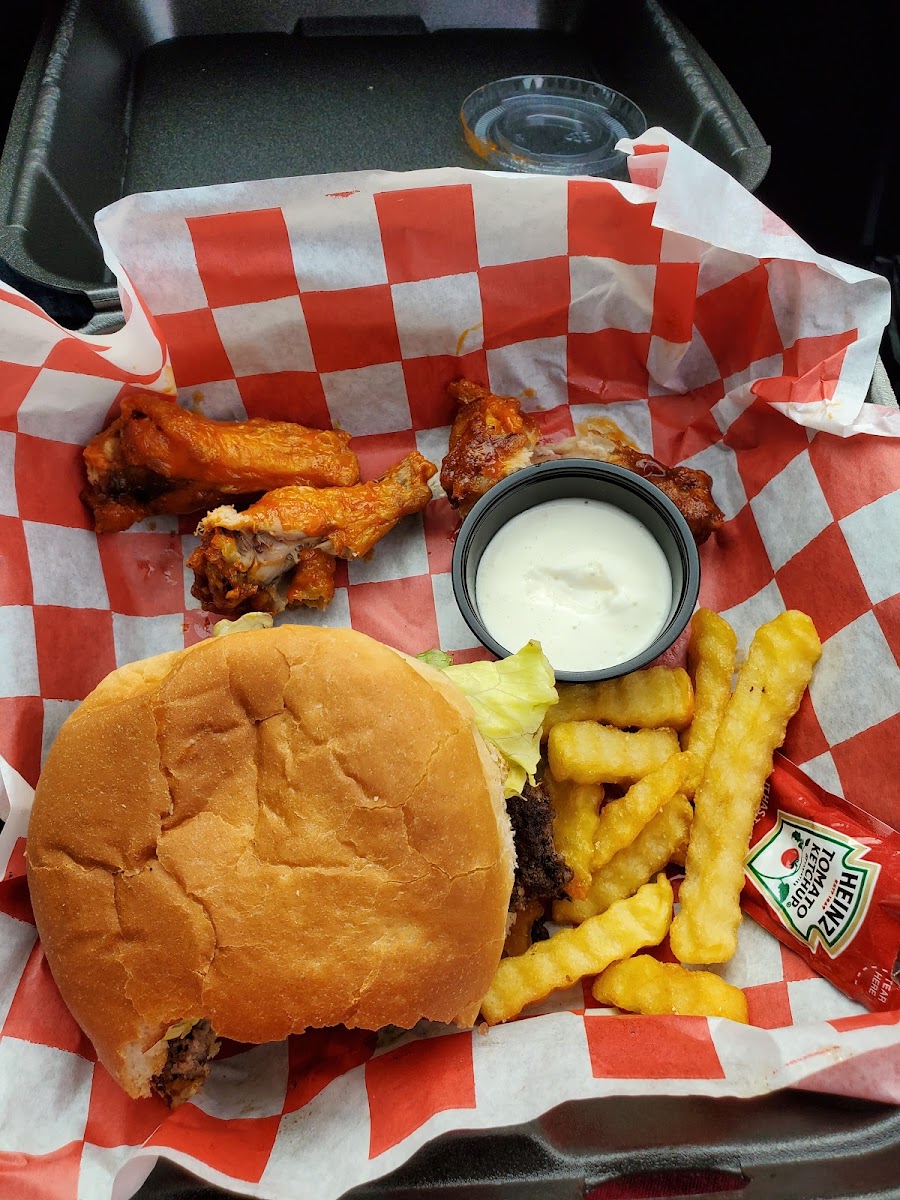 Cover 2 Wings & Grill - Photo 9