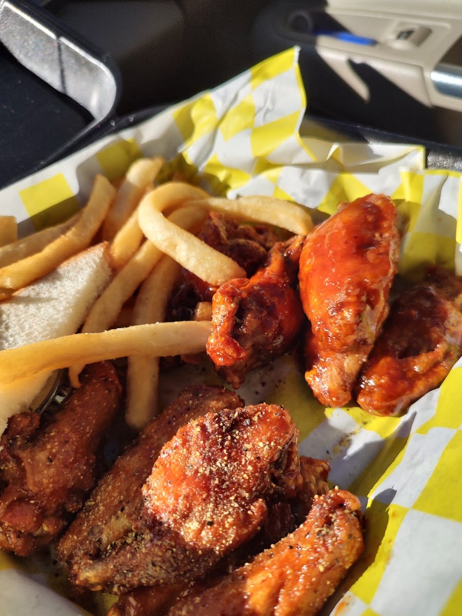 Cover 2 Wings & Grill - Photo 3