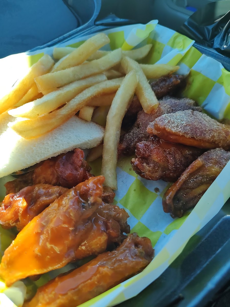 Cover 2 Wings & Grill - Photo 4