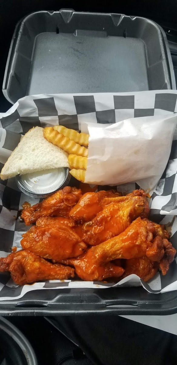 Cover 2 Wings & Grill - Photo 7