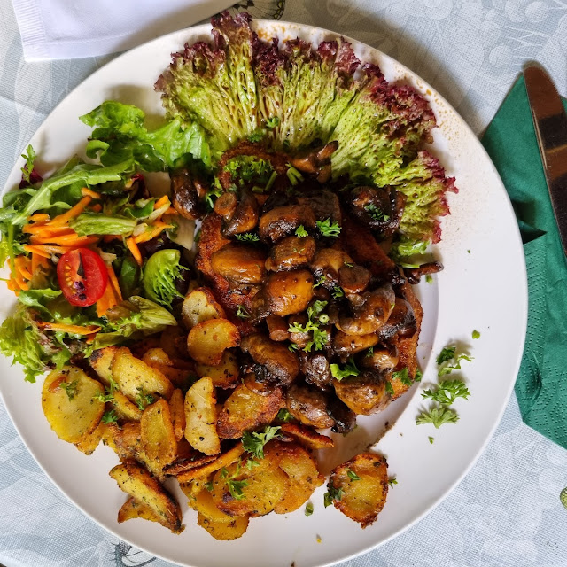 Kotelett Mit Pilzen Und Bratkartoffeln