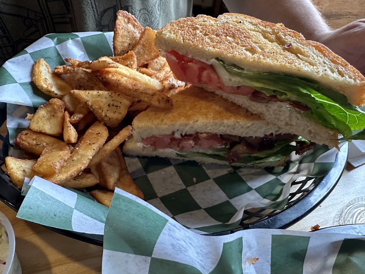 Ivey's Bistro - Photo 6