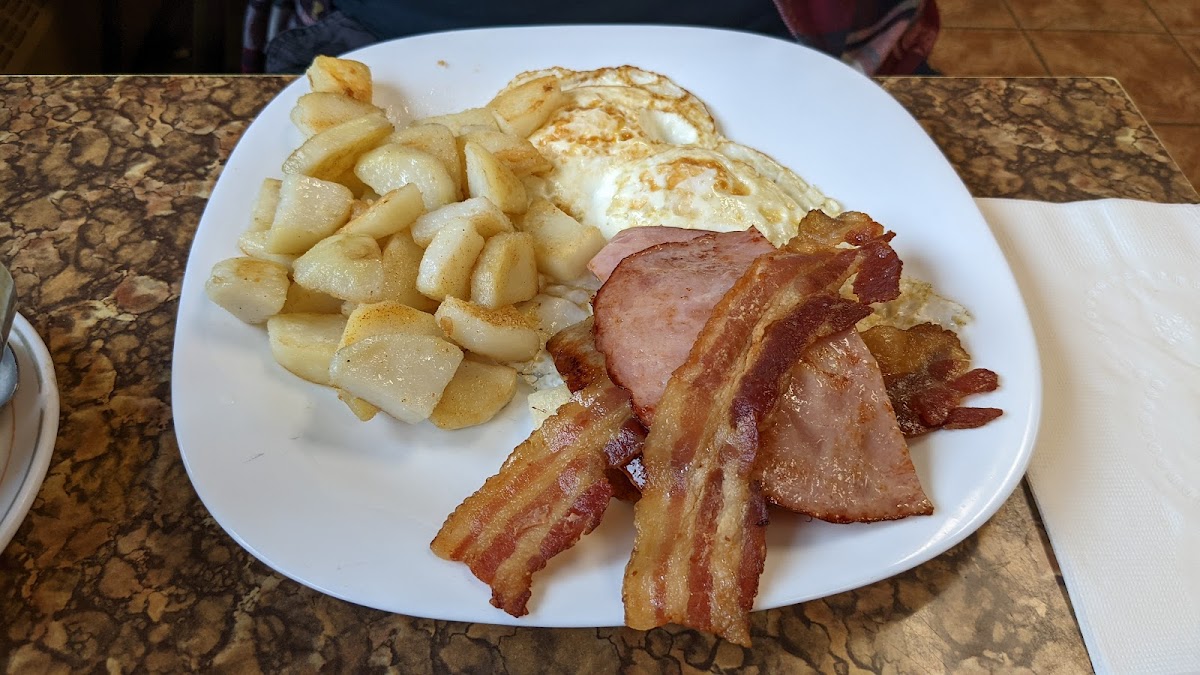 Wabamun Hotel Restaurant - Photo 9