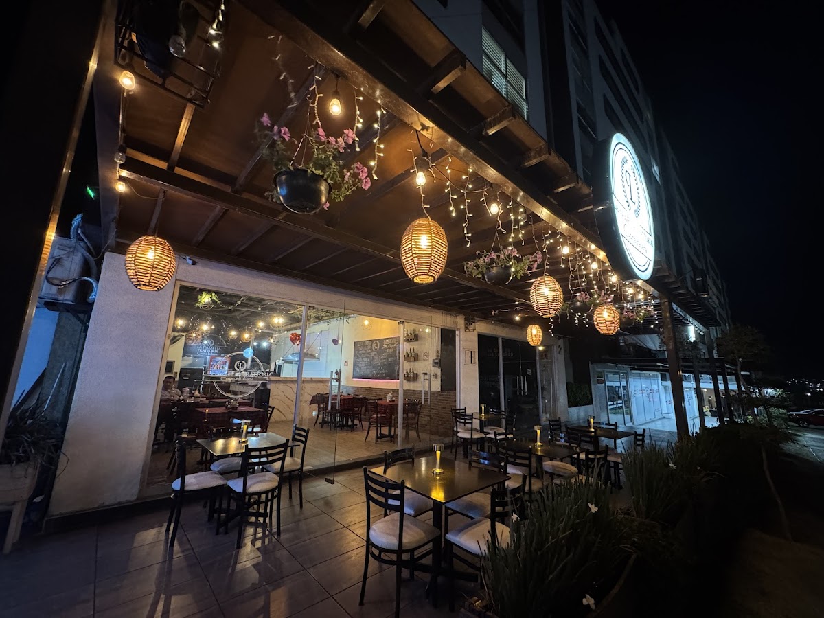 La Piazzetta Trattoria - Photo 3
