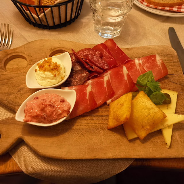 Tagliere Di Salumi E Formaggi